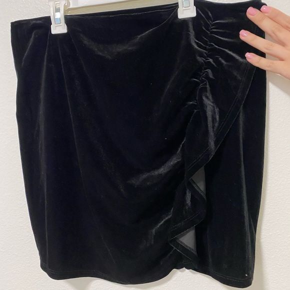 Black velvet Abercrombie side ruffle skirt - Picture 2 of 8